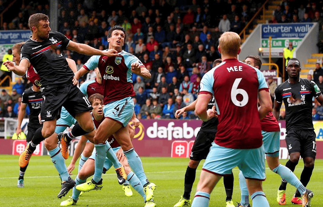 包含赛地聚焦：英超加时末段热度飙升；切尔西战术微调；质疑声仍在；细节决定成败的词条