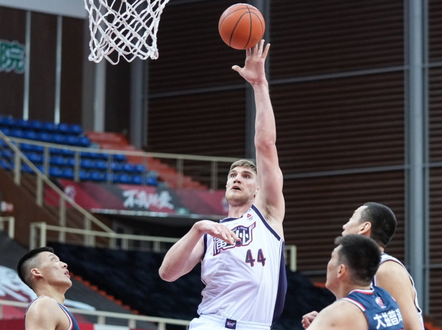 广东宏远集结日复出首秀，志在欧超杯名次提升，赛场秩序良好，身体对抗强度拉满的简单介绍