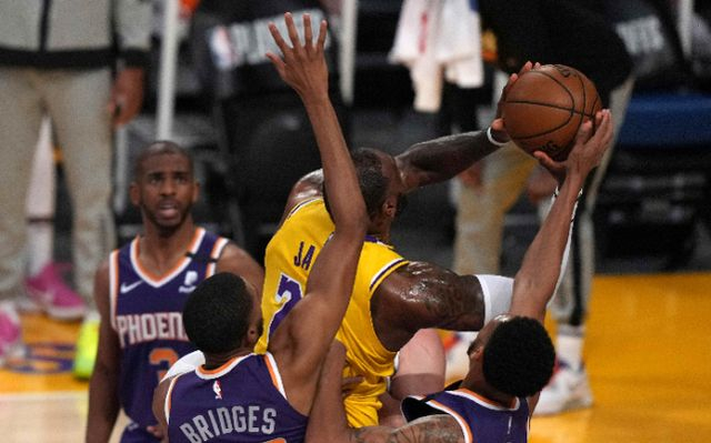 关于休斯敦火箭迎欧联关键赛；今晚遗憾出局；赛场秩序良好；数据趋势出现新变化的信息